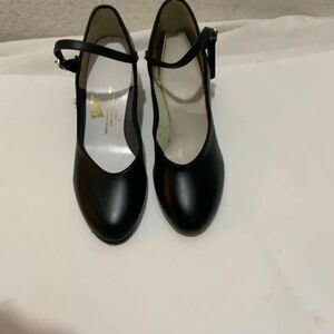 Leo’s dance shoes- 2in heel size 5.5 N